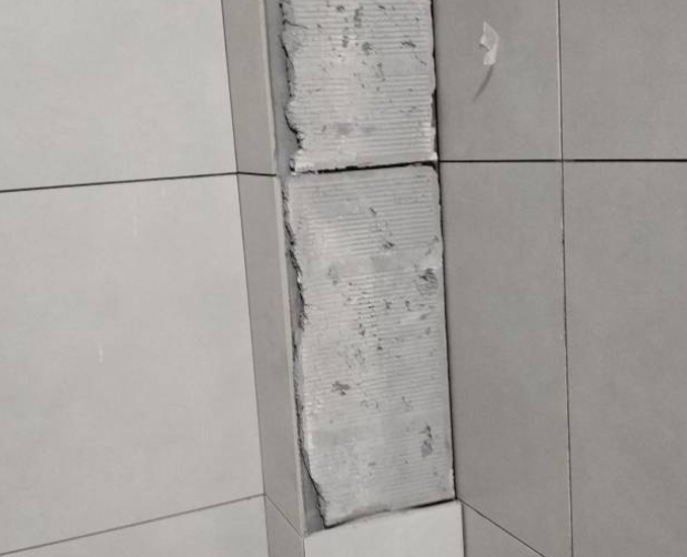 忻州市瓷砖空鼓维修公司分享下瓷砖施工前基层浇水润湿程度不足，可能导致以下问题